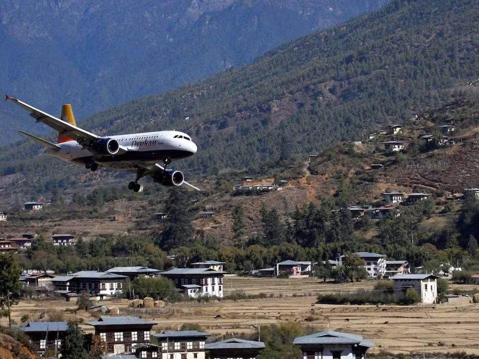 3. Sân bay Paro, Paro, Bhutan. Sân bay quốc tế duy nhất của quốc gia Nam Á là Paro, nằm ở độ cao 2.235m so với mực nước biển và bao quanh bởi các ngọn núi thuộc dãy Himalaya cao hơn 4.800m. Việc hạ cánh xuống đây nguy hiểm tới mức chỉ một số phi công đủ điều kiện mới được phép thực hiện.
