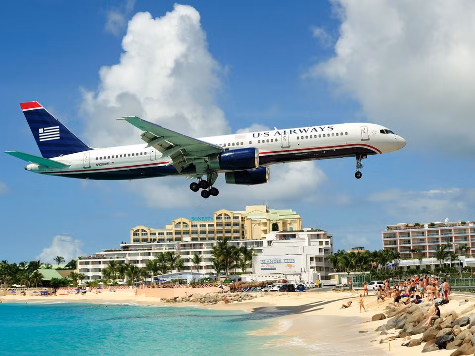 2. Sân bay Quốc tế Princess Juliana, đảo Saint Martin, Caribbe. Sân bay Quốc tế Princess Juliana tại hòn đảo Saint Martin, Caribbe có thể đáng sợ hơn đối với với những người đang tắm nắng trên bãi biển so với hành khách trên máy bay. Sân bay này có đường băng ngắn với một đầu kết thúc ngay trên bãi biển. Điều này có nghĩa là máy bay phải bay rất thấp, gây gió mạnh và tiếng ồn lớn với những người trên bãi biển.