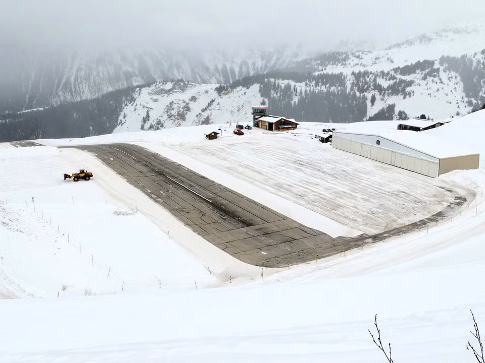 14. Sân bay Courchevel, Courchevel, Pháp. Tại Pháp, sân bay Courchevel không chỉ có đường băng siêu ngắn - chỉ 544m, mà còn rất dốc với độ dốc 18,5%.