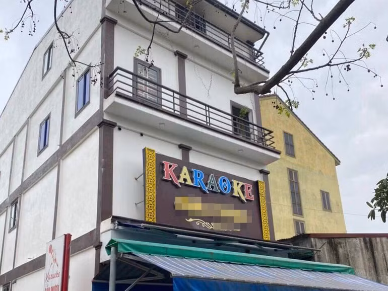  Người đàn ông tử vong bất thường trong quán karaoke: Sáng 2/3, người thân bất ngờ phát hiện ông P.Q.T. (SN 1974) tử vong trong quán karaoke của gia đình ở xóm 8, xã Hưng Đạo, huyện Hưng Nguyên, Nghệ An. Nhận được thông tin, cơ quan chức năng đã có mặt làm rõ nguyên nhân dẫn đến cái chết của ông T.. Được biết, ông P.Q.T. đã lập gia đình, vừa đi xuất khẩu về trước Tết Nguyên đán 2022. 