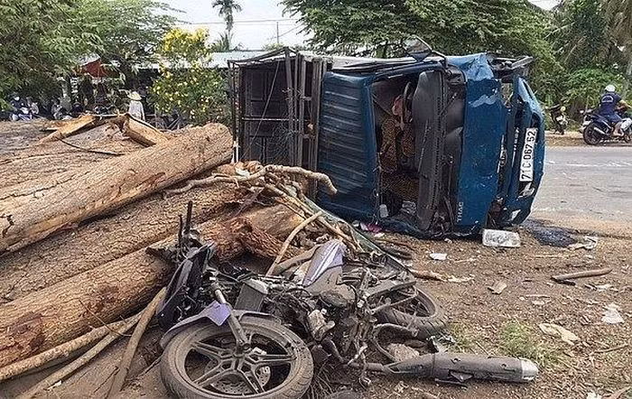  Va chạm với xe tải, 2 người đàn ông đi xe máy tử vong: Sáng 2/3, tại xã Phong Nẫm, huyện Giồng Trôm, tỉnh Bến Tre, anh Bùi Minh Luân (SN 1987, ở huyện Châu Thành) xảy ra va chạm với xe máy do anh Phạm Công Lý Hùng (SN 1988, trú huyện Mỏ Cày Nam) điều khiển và xe máy do ông Trần Văn Nghiêm (SN 1954, trú huyện Giồng Trôm) điều khiển, lưu thông theo hướng ngược lại. Hậu quả vụ tai nạn khiến ông Nghiêm và anh Hùng tử vong. 