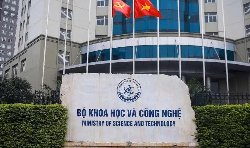  3 vụ trưởng, vụ phó, cựu vụ trưởng bị khởi tố: Quá trình mở rộng điều tra vụ kit test Việt Á, Bộ Công an xác định có dấu hiệu sai phạm trong việc quản lý, nghiên cứu, chuyển giao đề tài khoa học về sản phẩm kit xét nghiệm COVID-19 tại Bộ Khoa học &amp; Công nghệ. Cùng với đó là dấu hiệu sai phạm trong việc cấp phép đăng ký lưu hành tạm thời, cấp phép đăng ký lưu hành chính thức sản phẩm kit xét nghiệm COVID- 19, việc hiệp thương giá sản phẩm kit xét nghiệm với Công ty Việt Á tại Bộ Y tế. 