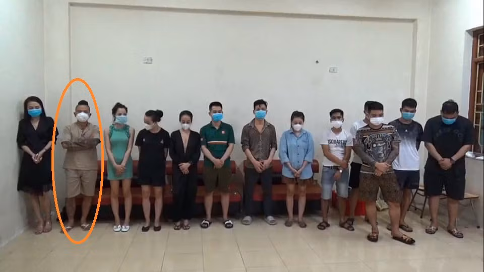Trước đó, Dương Minh Tuyền cũng dính nhiều lùm xùm như: Ngày 29/7/2021, Công an TP Ninh Bình bắt quả tang 13 nam, nữ thanh niên tụ tập "bay lắc" ma túy trong một quán karaoke trên địa bàn, trong đó có "thánh chửi" Dương Minh Tuyền.