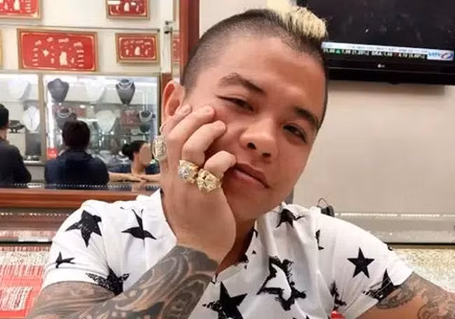 "Tôi hoàn toàn khoẻ mạnh, sáng sớm đến giờ có 300-400 cuộc gọi của mọi người gọi tới để hỏi thăm sức khoẻ. Tôi khẳng định tôi hoàn toàn khoẻ, thông tin tôi bị đâm là sai sự thật...", anh Dương Minh Tuyền khẳng định. 