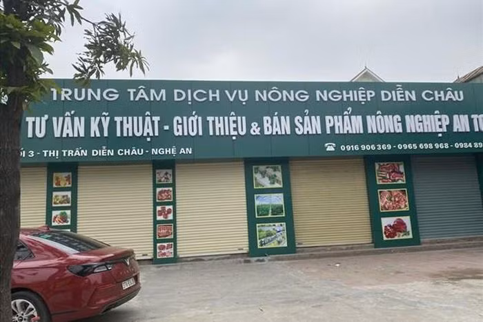  Cách chức Giám đốc Trung tâm dịch vụ nông nghiệp huyện Diễn Châu: Ngày 6/3, UBND huyện Diễn Châu, Nghệ An) cho biết, vừa ký quyết định kỷ luật cách chức ông Nguyễn Trọng Bốn, Giám đốc Trung tâm dịch vụ nông nghiệp huyện Diễn Châu. Theo đó, ông Bốn đã vi phạm nghiêm trọng quy định của pháp luật về đầu tư, xây dựng, tài chính, kế toán, quản lý, sử dụng tài sản công... 