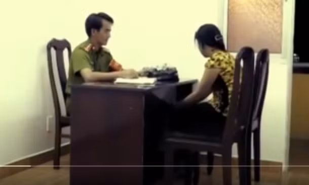 Chị Thủy lúc này có nói với chồng rằng: “Nhà còn việc mà đi đâu, chơi cái nỗi gì?” Nhưng anh N. vẫn nhảy lên xe, chạy ra đường lớn, về hướng chợ Mỹ Tú (SócTrăng). Sau nhiều ngày không thấy chồng trở về, tìm mọi cách liên lạc cũng không được, nên người phụ nữ trình báo với cơ quan Công an. Nhận tin báo chồngmất tích của người phụ nữ, Công an huyện Mỹ Tú đã kiểm tra chứng minh nhân dân của anh N.. Qua kiểm tra, vân tay trên giấy chứng minh nhân dân của anh N.trùng hợp với thi thể người đàn ông xấu số được phát hiện một ngày trước.