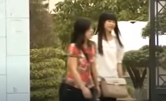 Chính quyền địa phương cho hay, Thành mới học xong lớp nghiệp vụ du lịch ở Hà Nội, song chưa đi làm, anh này có mối quan hệ xã hội phức tạp. Để tránh đánh động hai cậu cháu Hùng, trinh sát tiếp cận bạn gái của nam thanh niên. Cô này khai 10 ngày trước, người yêu tặng cô nhiều tờ tiền Trung Quốc và một vài vật dụng đắt tiền. 