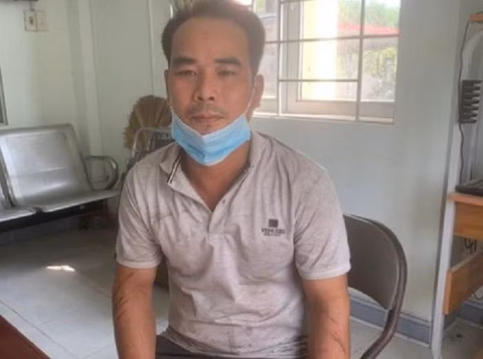  Níu tình không được, dùng dao chém bạn gái rồi bỏ trốn: Sau khi níu kéo không thành, Trần Minh Kê (SN 1985, quê Hậu Giang) đã dùng dao chém bạn gái gây thương tích ở TP HCM rồi sau đó bỏ trốn. Suốt nhiều năm liền, Kê trốn qua nhiều tỉnh miền Đông Nam Bộ, chủ yếu xin vào làm việc ở các công ty, xí nghiệp nằm cách xa các khu dân cư. Ngày 7/3, Công an TP HCM cho biết vừa bắt được Kê sau 8 năm bị truy nã. 