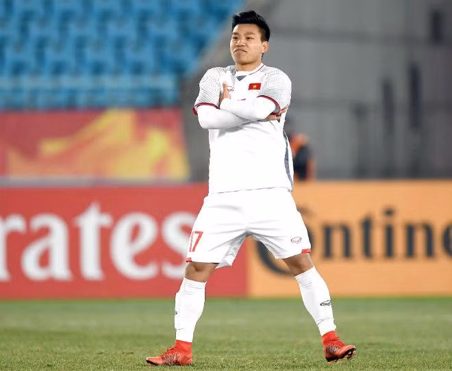 Vũ Văn Thanh sinh năm 1996, là một trong những gương mặt chơi nổi bật nhất của U23 Việt Nam tại giải U23 châu Á vừa rồi, góp công không nhỏ vào những chiến thắng quan trọng của toàn đội và chặng đường khó khăn vừa qua. Thi đấu tốt là vậy nhưng ít ai biết rằng Văn Thanh từng gặp rất nhiều bất trắc trong quá trình tập luyện trước đây.