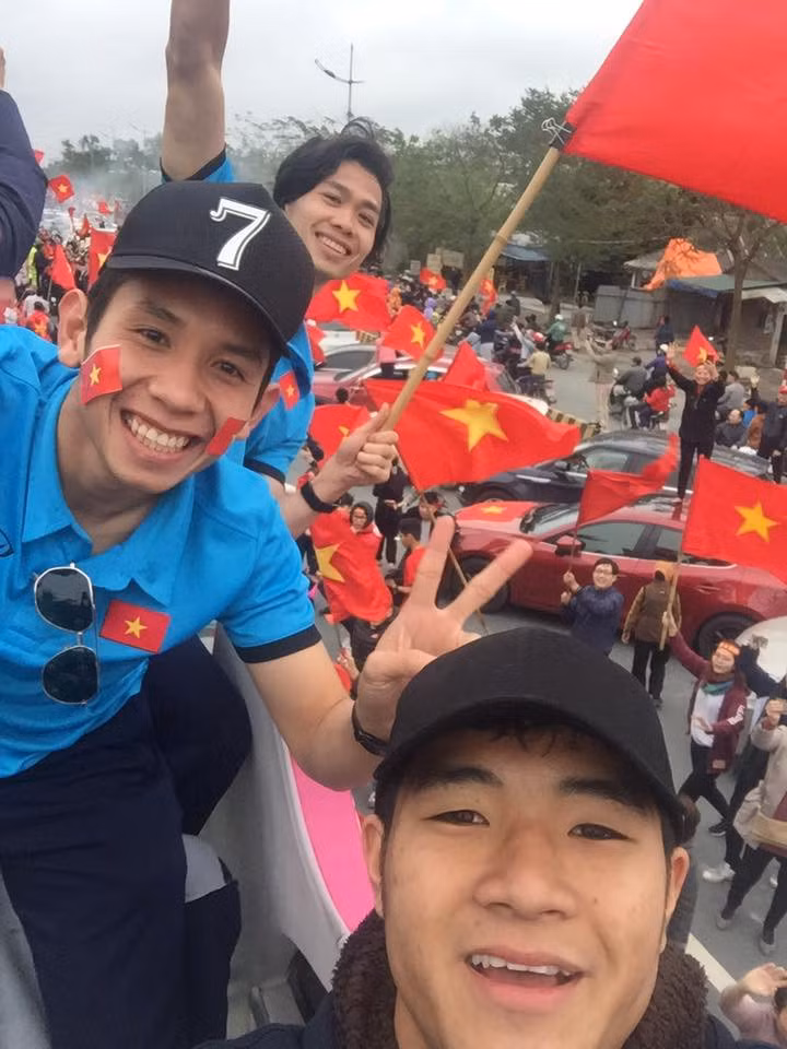 Hồng Duy, Công Phượng, Đức Chinh là những cầu thủ ở trên chiếc xe buýt thứ hai, cũng vui vẻ chụp ảnh, chia sẻ khoảnh khắc có lẽ là không thể nào quên trong sự nghiệp bóng đá của mình.