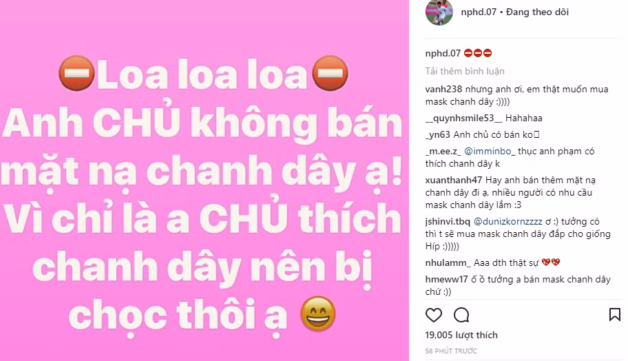 Thú vị nhất là Nguyễn Phong Hồng Duy. Chàng cầu thủ này rất chăm chỉ đăng bài trên trang bán hàng mỹ phẩm của mình dù là đang diễu hành cùng đồng đội. Từ sau chiến thắng của U23 Việt Nam "ông chủ Hồng Duy Pinky" ngày một "đắt hàng" hơn.