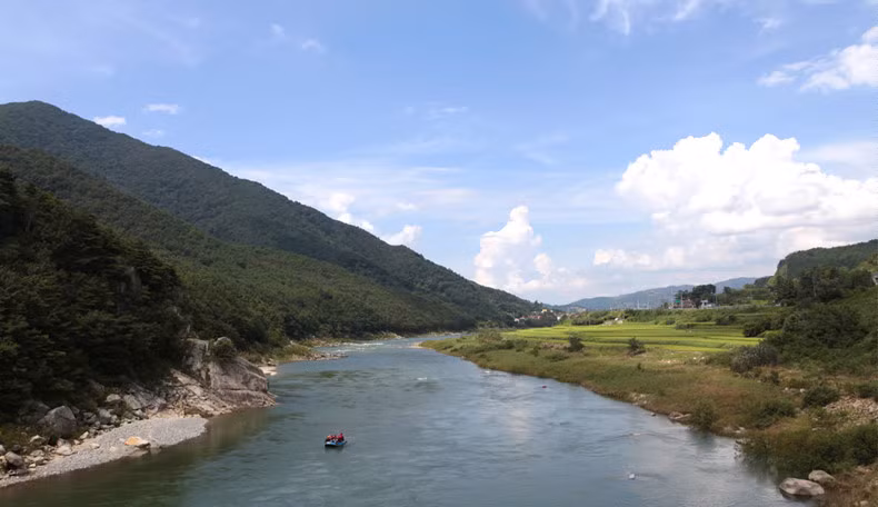  Sông Gyeonghogang: Con sông dài 32 km với dòng nước trong và cảnh quan hai bên bờ thanh bình. Dòng sông đã từng đi vào nhiều bài thơ của các thi sĩ. Vào mùa hè, dòng nước chảy nhanh hơn, du khách có thể trải nghiệm đi trên những chiếc bè dọc sông để ngắm cảnh. Ảnh: Sancheong .