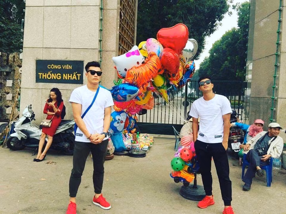 Sự thân thiết quá mức của cặp đôi Dũng - Chinh khiến cho nhiều chị em lo lắng.