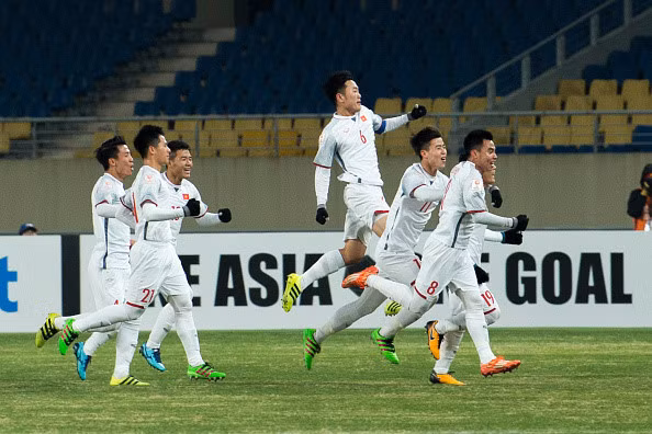 VFF đang xin ý kiến về việc dùng xe buýt mui trần rước U23 Việt Nam. Ảnh: AFC.