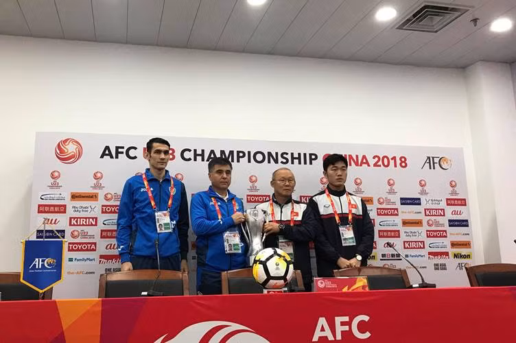 HLV, đại diện cầu thủ 2 đội U23 Việt Nam và U23 Uzbekistan thể hiện quyết tâm giành chiến thắng trong cuộc họp báo sáng 26.1. Ảnh: Xuyên Vân
