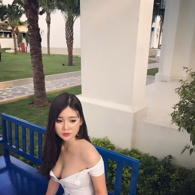 Thái Thảo Nguyên sinh năm 1998, hiện là sinh viên trường Đại học RMIT. Cô nàng nổi tiếng bởi gương mặt xinh đẹp và vóc dáng nóng bỏng. Những hình ảnh đời thường gợi cảm của Thảo Nguyên từng được dân mạng đua nhau truyền tay.