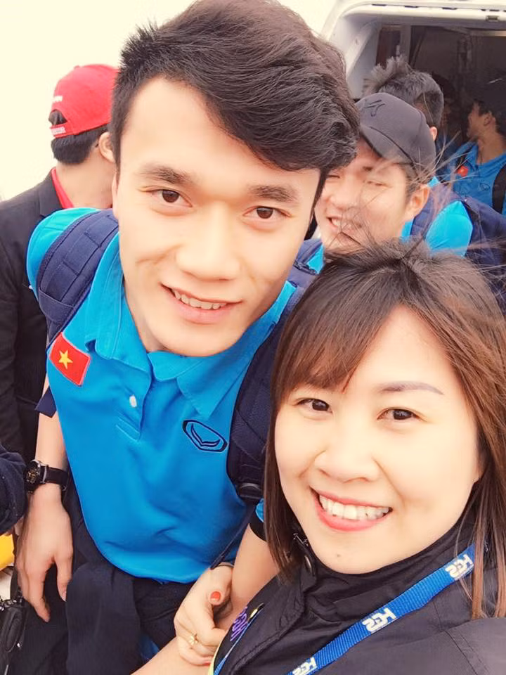 Thủ môn Bùi Tiến Dũng có lẽ là người "hút" fan nhất. Ngay khi vừa vào đến sánh VIP của sân bay Nội Bài, chàng thủ môn đẹp trai đã không thoát khỏi sự đeo bám của rất nhiều nữ cổ động viên.