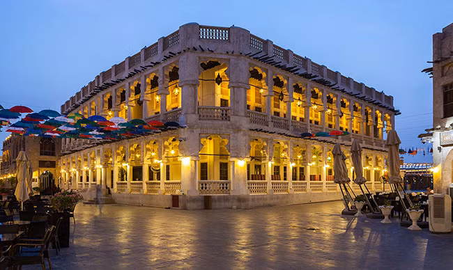  2. Souq Waqif Được biết đến như trái tim của Doha, Souq Waqif là nơi tuyệt vời để mua sắm, khám phá, thưởng thức những món ăn đặc sản, mua đồ lưu niệm hay chỉ đơn giản là chụp ảnh sống ảo với những tòa nhà có kiến trúc đẹp tuyệt vời.