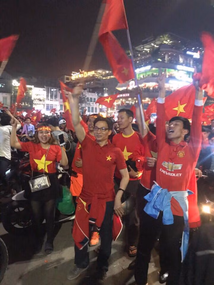 Phó Thủ tướng Vũ Đức Đam hòa vào dòng người cổ vũ cho U23 Việt Nam.