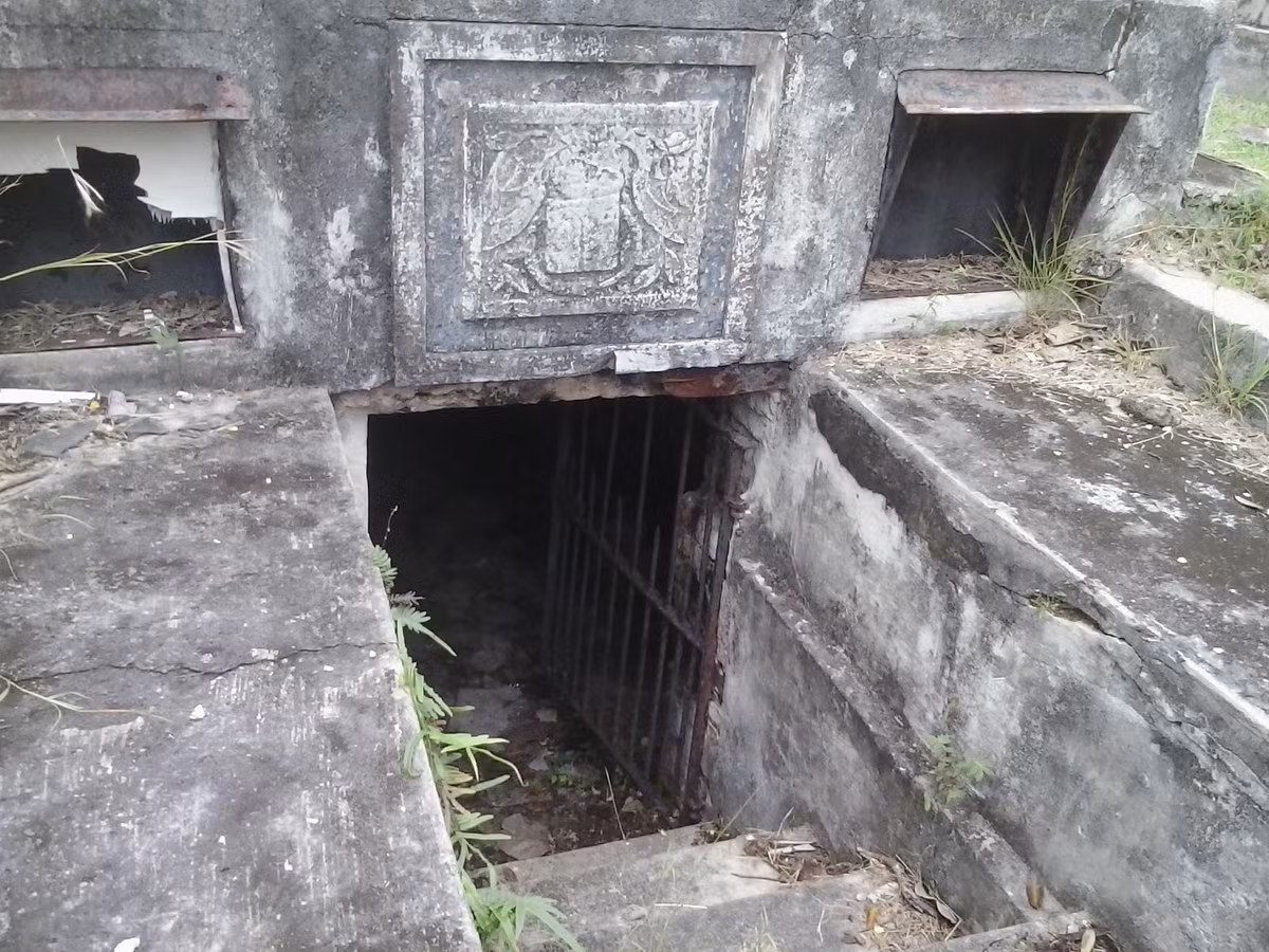 Năm 1908, cô bé 2 tuổi, Mary Ann Chase được an táng trong một cỗ quan tài bằng chì. Bốn năm sau đó, chị gái của Mary Ann Chase qua đời và cũng được chôn cất dưới hầm mộ của gia tộc Chase.