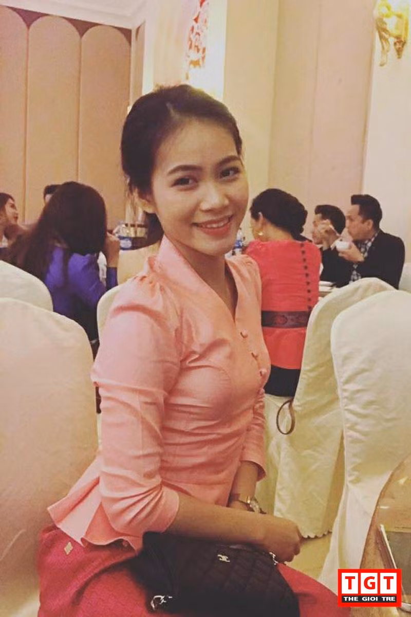 Đôi khi,để tạo nên sự mới mẻ cho bản thân, Ly lại chọn mặc một chiếc áo trễ vai, những chiếc váy body mix cùng đôi giày cao gót.