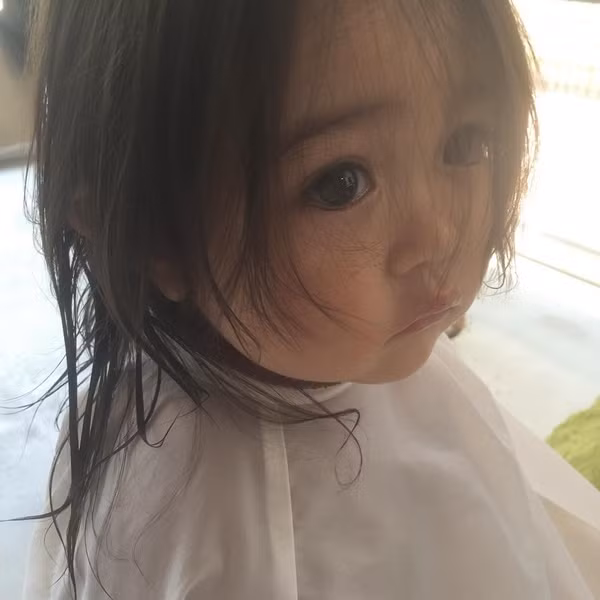 Nhà tạo mẫu tóc Kaori đã từng đăng tải trên trang cá nhân loạt ảnh một bé gái lần đầu đi cắt tóc nhưng buồn rười rượi. Cô cũng cho biết cảm thấy rất khó khăn bởi có lẽ bé gái không hề thích cắt tóc.