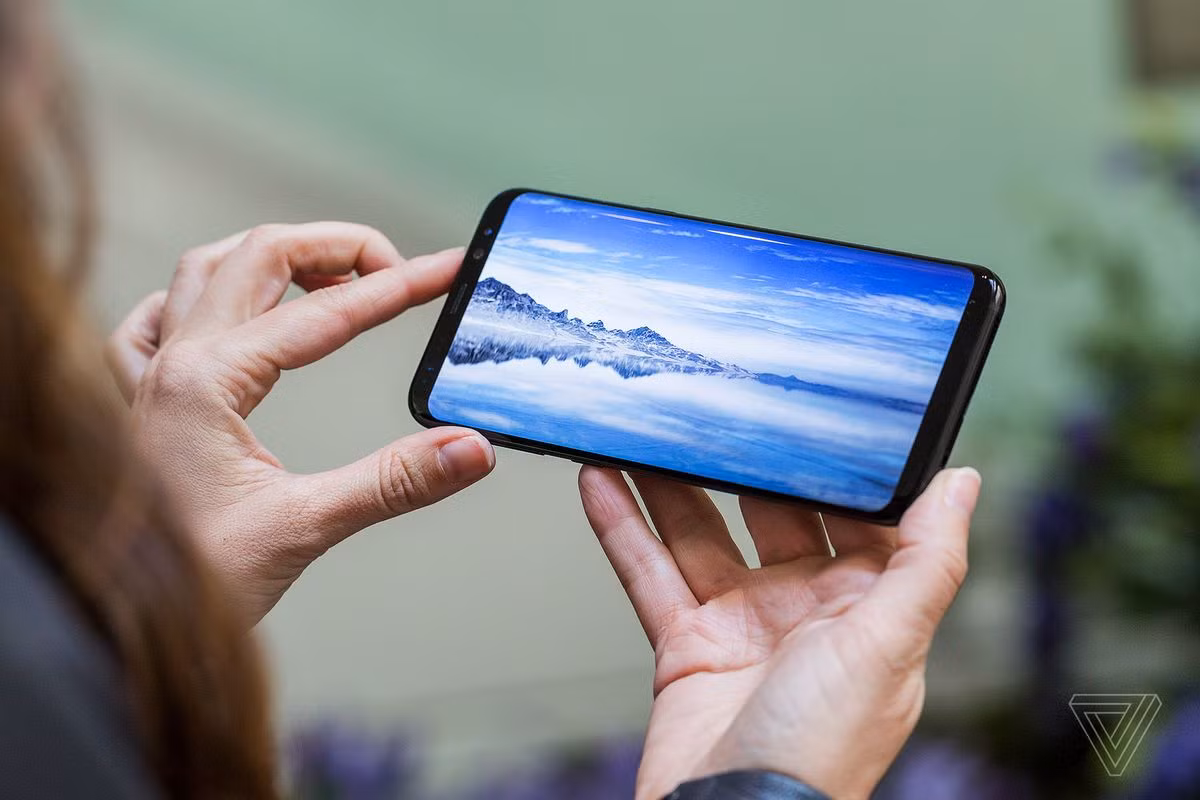 Nhiều tháng rò rỉ đã cho chúng ta những thông tin cơ bản về bộ đôi Galaxy S8 và S8+. Chính vì vậy, những gì Samsung giới thiệu về bộ đôi sản phẩm này không còn gây nhiều bất ngờ bởi chúng đều giống với những gì đã hé lộ trước đó. Tuy vậy, điện thoại hiện nay không chỉ là điện thoại và Samsung đã dành nhiều năm để xây dựng "dải ngân hà" các sản phẩm và dịch vụ dành cho những sản phẩm đầu bảng. Thực tế, trong sự kiện ra mắt đêm qua, Samsung đã dành nhiều thời gian để nói về những thứ như thực tại ảo, trợ lý ảo mới của Samsung gọi là Bixby và thậm chí cả chiếc dock có tên DeX để biến Galaxy S8/S8+ thành chiếc máy tính di động. Dưới đây là 6 công bố lớn nhất trong sự kiện đêm qua của Samsung, theo tổng hợp của trang công nghệ The Verge.