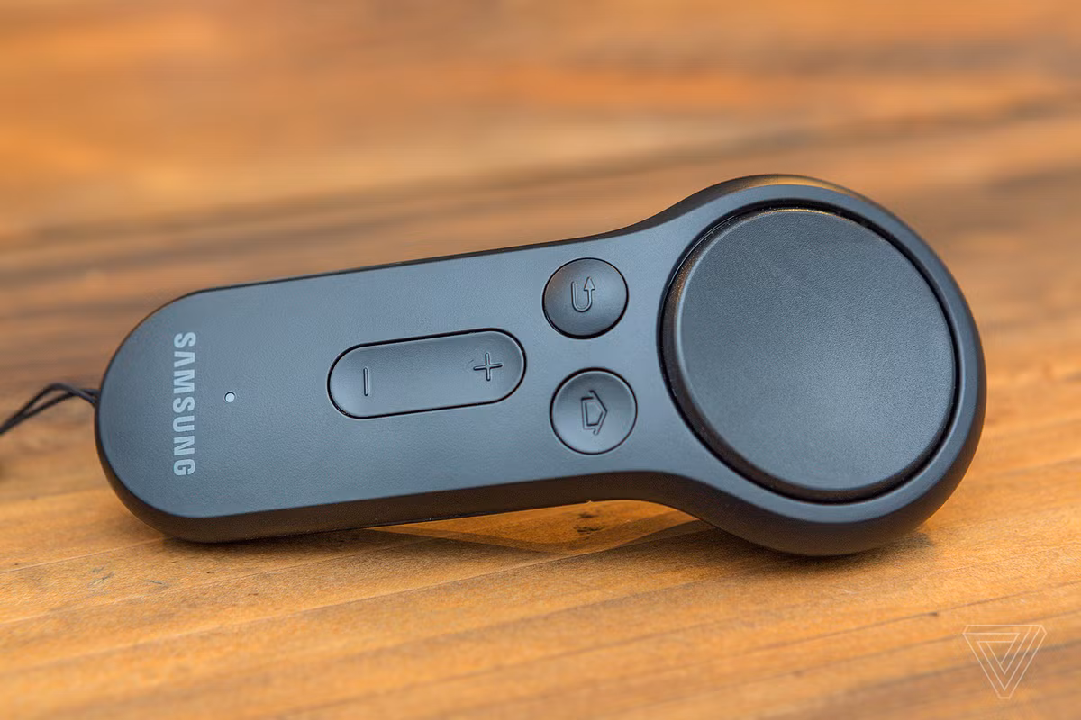 Tay cầm này được kỳ vọng sẽ cải thiện trải nghiệm của Gear VR đồng thời thu hút các nhà phát triển thúc đẩy thực tại ảo trên di động phát triển. Samsung và Oculus cũng giới thiệu màn hình chủ mới cho Gear VR, nhanh hơn, trông đẹp hơn và đơn giản hơn cùng với một trình duyệt web cho VR.
