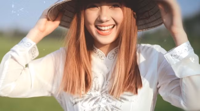 Mới đây, hot girl Thái xinh đẹp Jannine Weigel khiến fan Việt một lần nữa "đứng ngồi không yên" khi tung ra đoạn video diện áo dài Việt Nam. Vẻ duyên dáng của cô khiến nhiều người trầm trồ, khen ngợi.