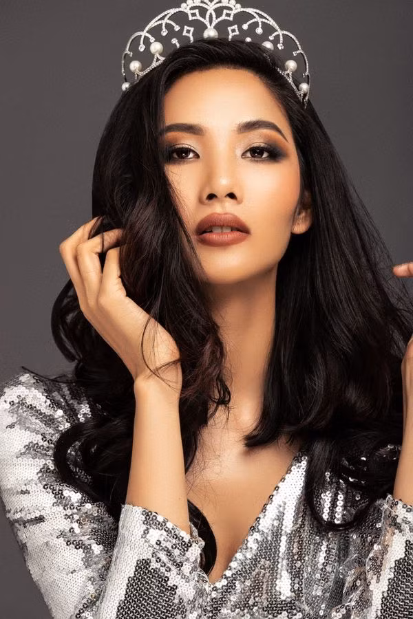Bên cạnh việc Meenakshi Chaudhary sẽ kết thúc nhiệm kỳ Á hậu tại Miss Grand International vào tháng 10 tới, cô nàng còn hội tụ đủ mọi yếu tố về sắc vóc, kỹ năng trình diễn, sức hút đối với người hâm mộ nếu được tin tưởng giao dải sash Miss Universe India 2019.