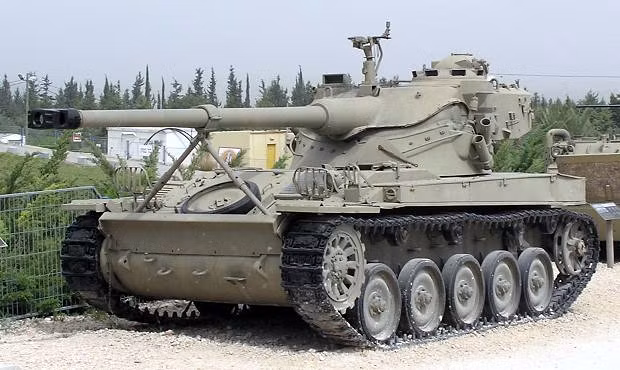 Theo đó xe tăng hạng nhẹ AMX-13 được Quân đội Pháp bắt đầu phát triển từ sau Chiến tranh Thế giới thứ hai. Yêu cầu đầu tiên của loại xe tăng này đó là có hoả lực đủ mạnh nhưng trọng lượng phải đủ nhẹ để vận tải được bằng máy bay vận tải chiến thuật Douglas C-47 "Dakota". Nguồn ảnh: Common.