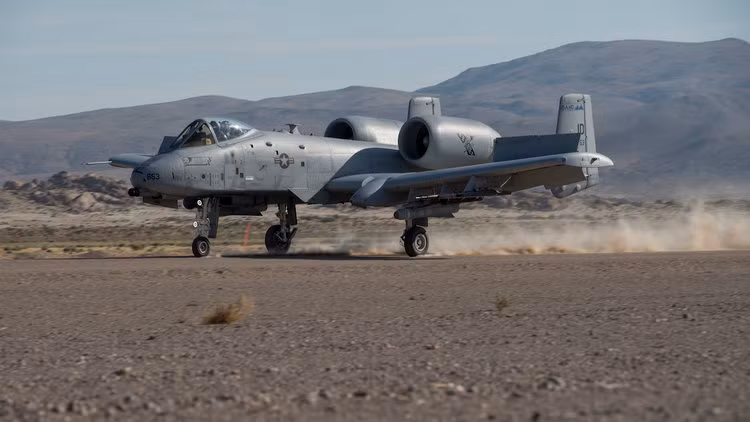 Trong màn huấn luyện này, các cường kích A-10 Thunderbolt II phiên bản A-10C đã hạ cánh thẳng xuống một "đường băng" làm bằng đất, chỉ mới vừa được dọn sạch đá, sỏi trước đó ít giờ đồng hồ. Nguồn ảnh: BI.