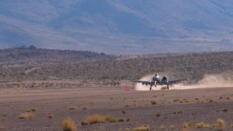  Cường kích cơ A-10 Thunderbolt II của Quân đội Mỹ đã thể hiện màn hạ cánh xuống sân bay dã chiến cực kỳ nguy hiểm hồi cuối tuần vừa rồi. Nguồn ảnh: BI.