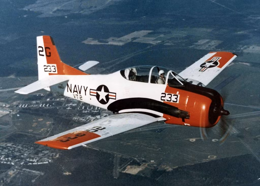 Trong những năm 1960, T-28 còn được CIA sử dụng ở Công-gô và được Pháp sử dụng ở Algeria. Đây là loại máy bay cực kỳ hiệu quả trong việc sử dụng chống chiến tranh du kích cường độ thấp, tuy nhiên lại tỏ ra không phù hợp ở Việt Nam vì quân du kích ở Việt Nam có hoả lực khá mạnh. Nguồn ảnh: USAF.