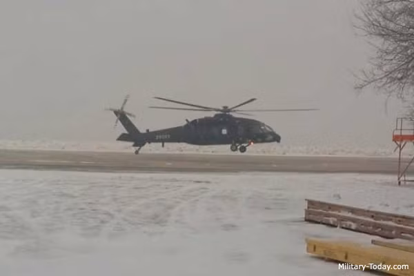 Tuy nhiên chưa rõ loại trực thăng Black Hawk phiên bản Trung Quốc này có đủ công suất và nâng được khẩu pháo M777 phiên bản nhái của Trung Quốc hay không vì có vẻ như phiên bản M777 do Trung Quốc nhái của Mỹ có trọng lượng khá lớn. Nguồn ảnh: Sina.