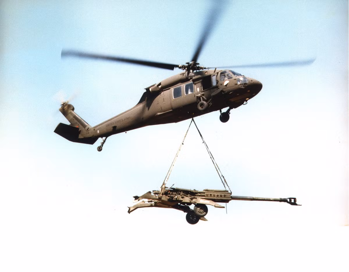 Quá trình vận tải pháo M777 bằng trực thăng Black Hawk cũng diễn ra khá đơn gian, bản thân các trực thăng Black Hawk không cần phải cải biên nhiều để có thể sử dụng làm phương tiện vận tải cho loại pháo này. Nguồn ảnh: Sina.