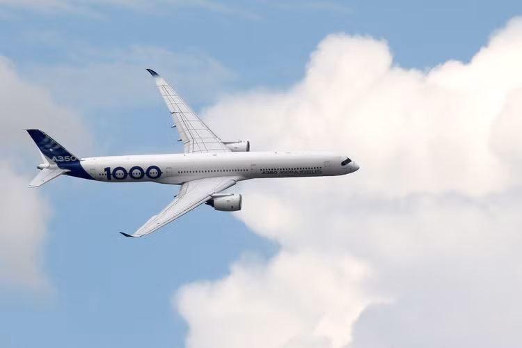 Máy bay chở khách Airbus A350 1000 trình diễn màn cơ động ở tốc độ cao không khác gì máy bay tiêm kích phản lực. Nguồn ảnh: BI.