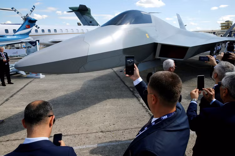 Thổ Nhĩ Kỳ cũng tự tin mang tới Paris Airshow mô hình tỷ lệ 1:1 của loại máy bay tàng hình thế hệ năm mà nước này đang hoàn thiện để thay thế cho F-35 trong trường hợp Mỹ "bùng kèo". Nguồn ảnh: BI.