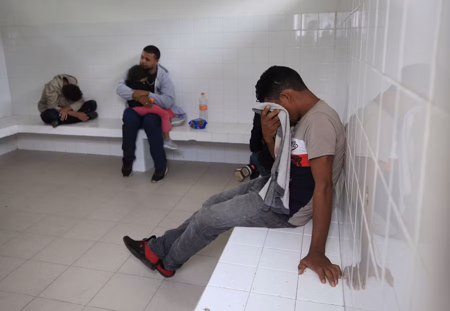 Bên trong một phòng tạm giam của Mexico ở biên giới giữa nước này với Guatemala, có thể thấy trẻ em cũng bị nhốt chung cùng với cha mẹ bên trong căn phòng này. Nguồn ảnh: Theatlantic.