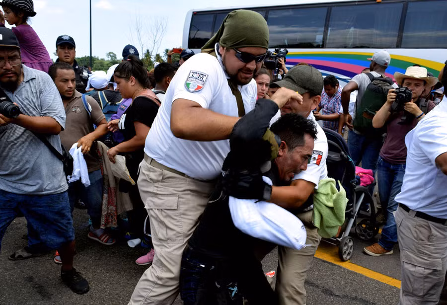 Một người tị nạn bị lực lượng hành pháp Mexico khống chế. Nguồn ảnh: Theatlantic.