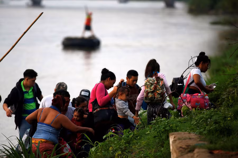 Những người tị nạn trèo lên bờ bắc của sông Suchiate - đặt chân sang đất Mexico sau khi vượt qua biên giới tự nhiên giữa hai nước này. Nguồn ảnh: Theatlantic.