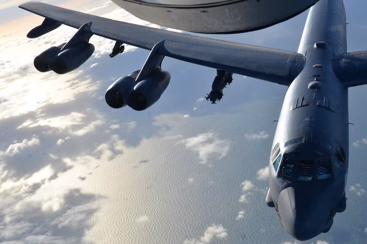 Không quân Mỹ cho biết, chiếc B-52 này đã cất cánh từ căn cứ sân bay quân sự Edward ở California cùng với một phiên bản tên lửa AGM-183A thử nghiệm. AGM-183A được xem là phiên bản tên lửa siêu siêu thanh phóng từ trên không đầu tiên của Mỹ. Nguồn ảnh: BI.
