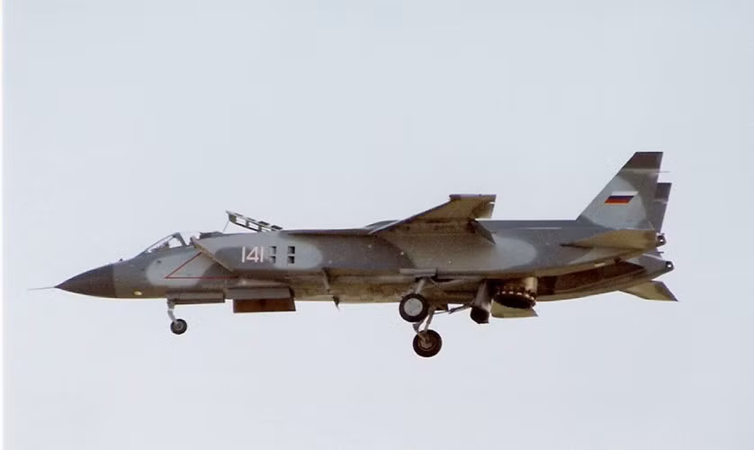 Theo những tài liệu được đăng tải trên trang RBTH của Nga thì phía Lockheed đã nhận được rất nhiều ưu ái khi hợp tác quan hệ cùng Yakovlev và thậm chí phía Nga còn cho phép Lockheed Martin tiếp cận với tất cả các tài liệu liên quan trực tiếp đến công nghệ chế tạo, sản xuất máy bay Yak-141 đặc biệt là công nghệ chế tạo động cơ phản lực lên xuống thẳng đứng. Nguồn ảnh: Wiki.