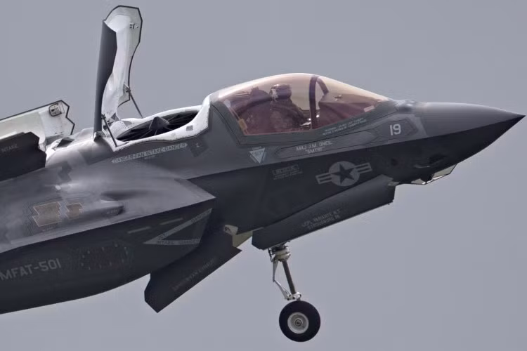 Cận cảnh hệ thống cánh quạt trên lưng chiếc F-35B khi nó hạ cánh thẳng đứng hoặc cất cánh trên đường băng ngắn. Nguồn ảnh: Fluit.