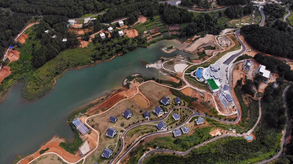 Dự án Dalat Wonder Resort (tên gọi cũ là khu nghỉ dưỡng cao cấp và du lịch sinh thái Hoàng Gia) thuộc Công ty cổ phần đầu tư Lý Khương. Chủ đầu tư đã san ủi mặt bằng lấp đất xuống lòng hồ khoảng 3 ha mà chưa được cơ quan chức năng cấp giấy phép.
