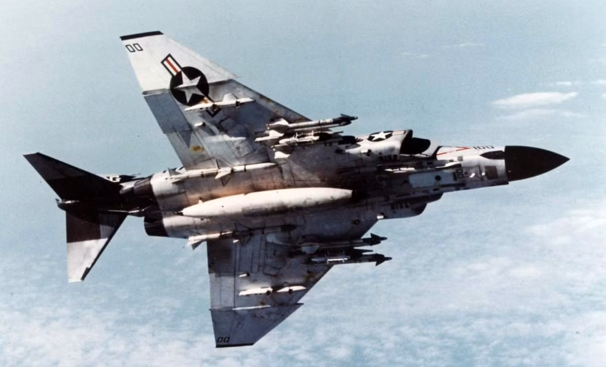 Với số lượng cực lớn và trọng trách là loại máy bay chiến thuật chủ lực, F-4 Phantom II chính xác là đã "rụng như sung" trong chiến tranh Việt Nam bất chấp mọi nỗ lực tăng cường chiến thuật bay, đội hình bay hoặc áp chế điện tử của Mỹ. Nguồn ảnh: Thearchive.