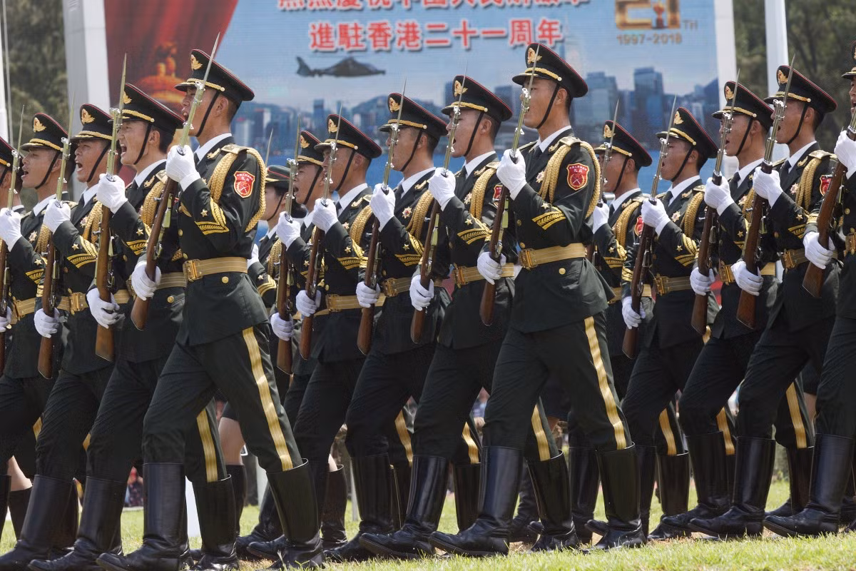 Lực lượng Quân giải phóng Nhân dân Trung Quốc (PLA) bắt đầu hiện diện quân sự và đồn trú ở đặc khu hành chính Hong Kong từ năm 1997 - sau khi Hong Kong được Anh trao trả lại cho Bắc Kinh. Nguồn ảnh: QQ.