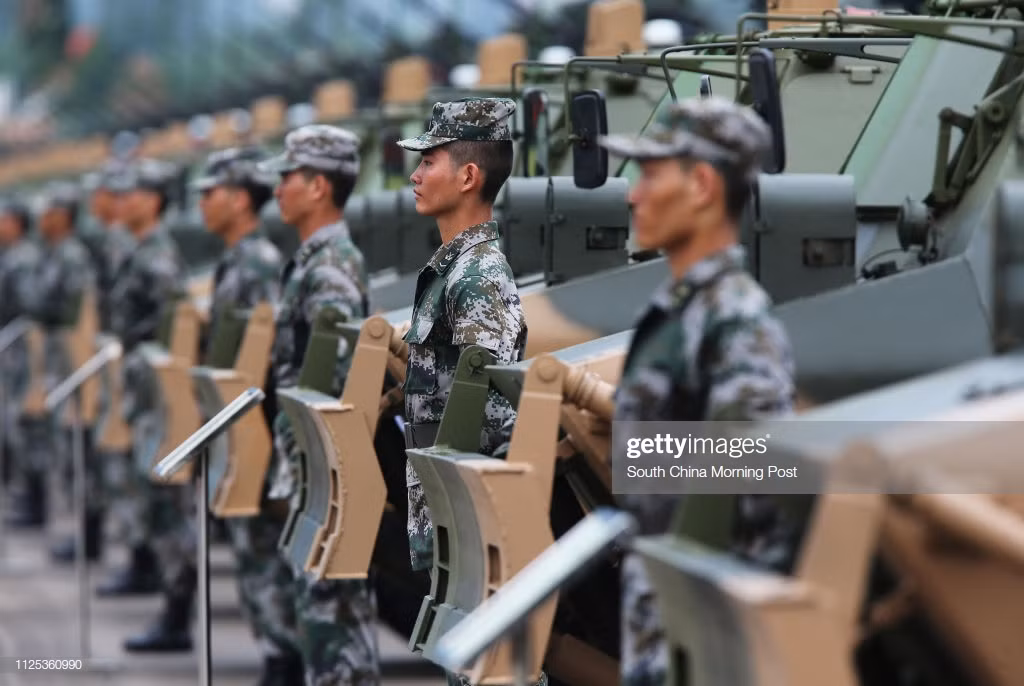 Các loại phương tiện của Quân đội Trung Quốc tại Hong Kong cũng được thiết kế lại, có vô-lăng ở bên phải để thuận tiện cho việc đi bên trái đường - lối giao thông theo kiểu Anh đến nay Hong Kong vẫn sử dụng, khác hoàn toàn so với Trung Quốc. Nguồn ảnh: Gettyimg.