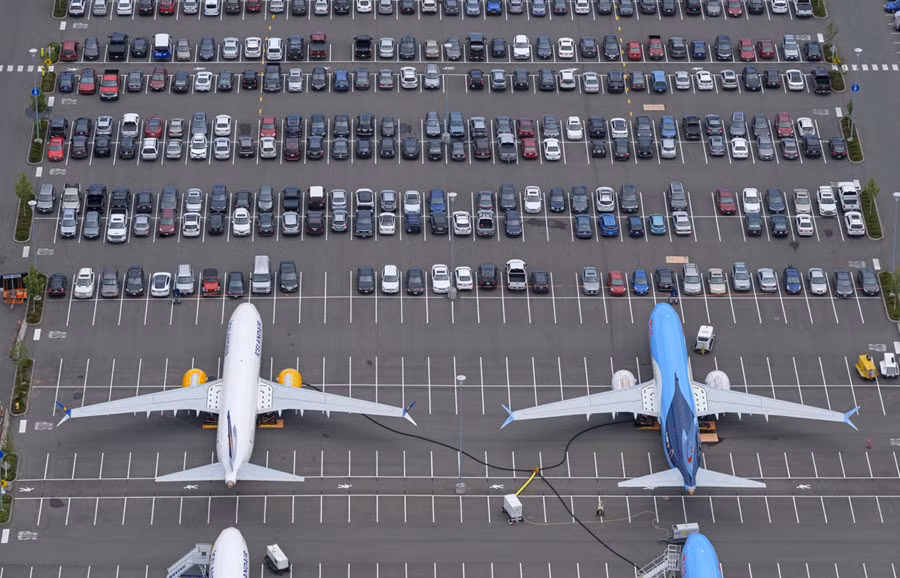 Quá nhiều máy bay Boeing 737 MAX cần phải sửa chữa và nâng cấp khiến cho hãng này phải tận dụng cả bãi đỗ xe của nhân viên làm nơi "để tạm" máy bay. Nguồn ảnh: Theatlantic.