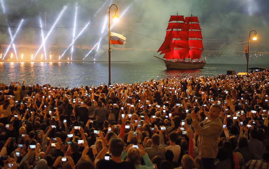 Người dân Nga hào hứng chào đón lễ hội bên bờ sông Neva ở St. Petersburg, Nga. Nguồn ảnh: Theatlantic.